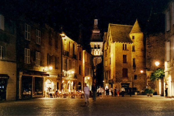 Quels sont les hôtels de Sarlat qui disposent d'une piscine ?
